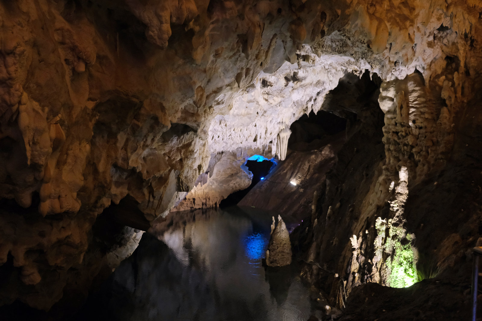Vrelo-Höhle in der Matka-Schlucht – Stalaktiten und unterirdischer See