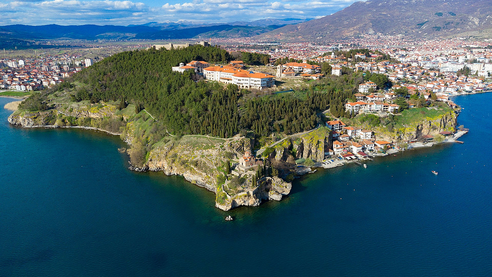 Ohrid UNESCO-Welterbe – Luftaufnahme der Altstadt mit Kirche Sv. Jovan Kaneo am Ohridsee