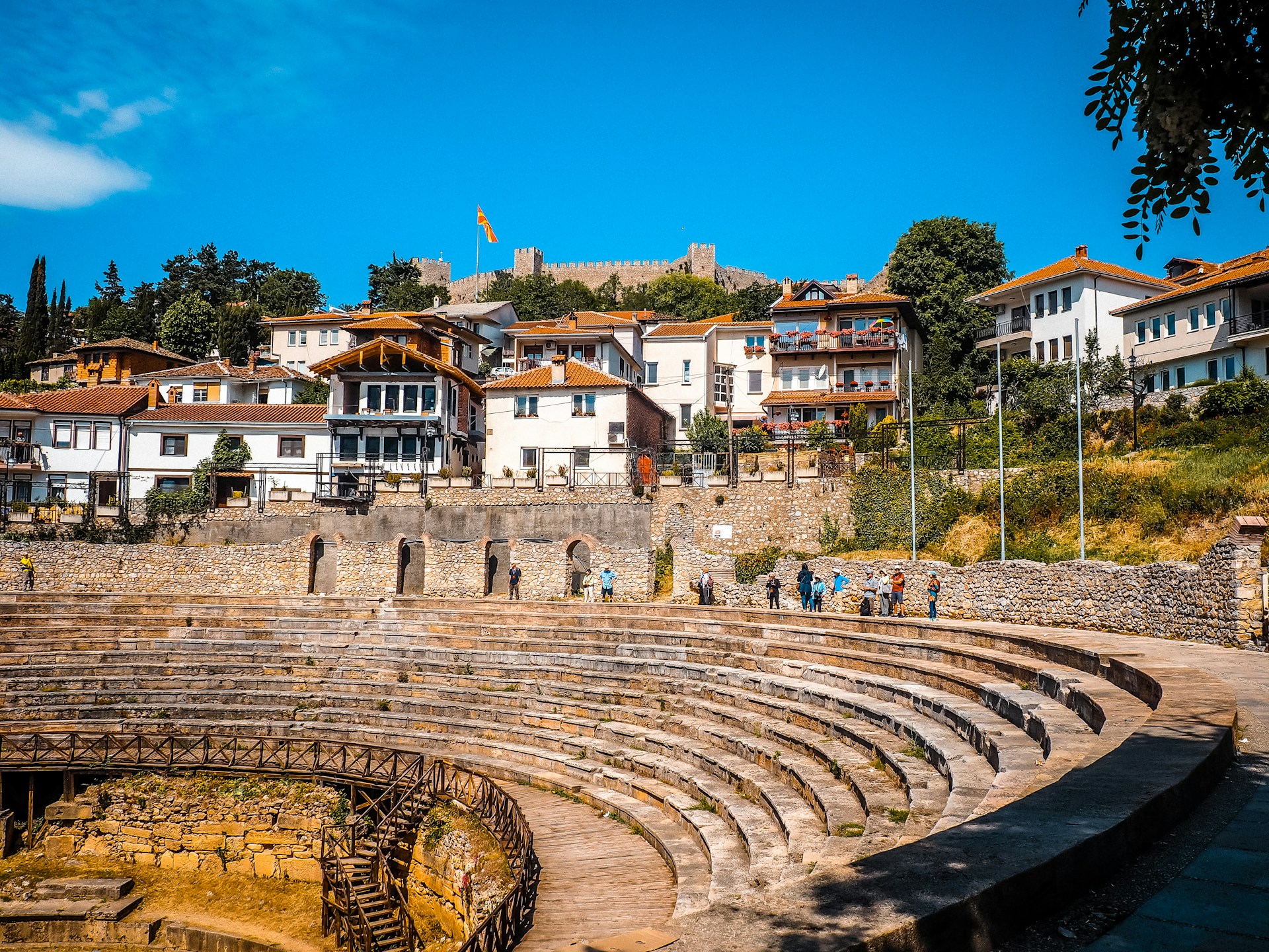 Antikes Theater Ohrid mit Festung Samuel im Hintergrund
