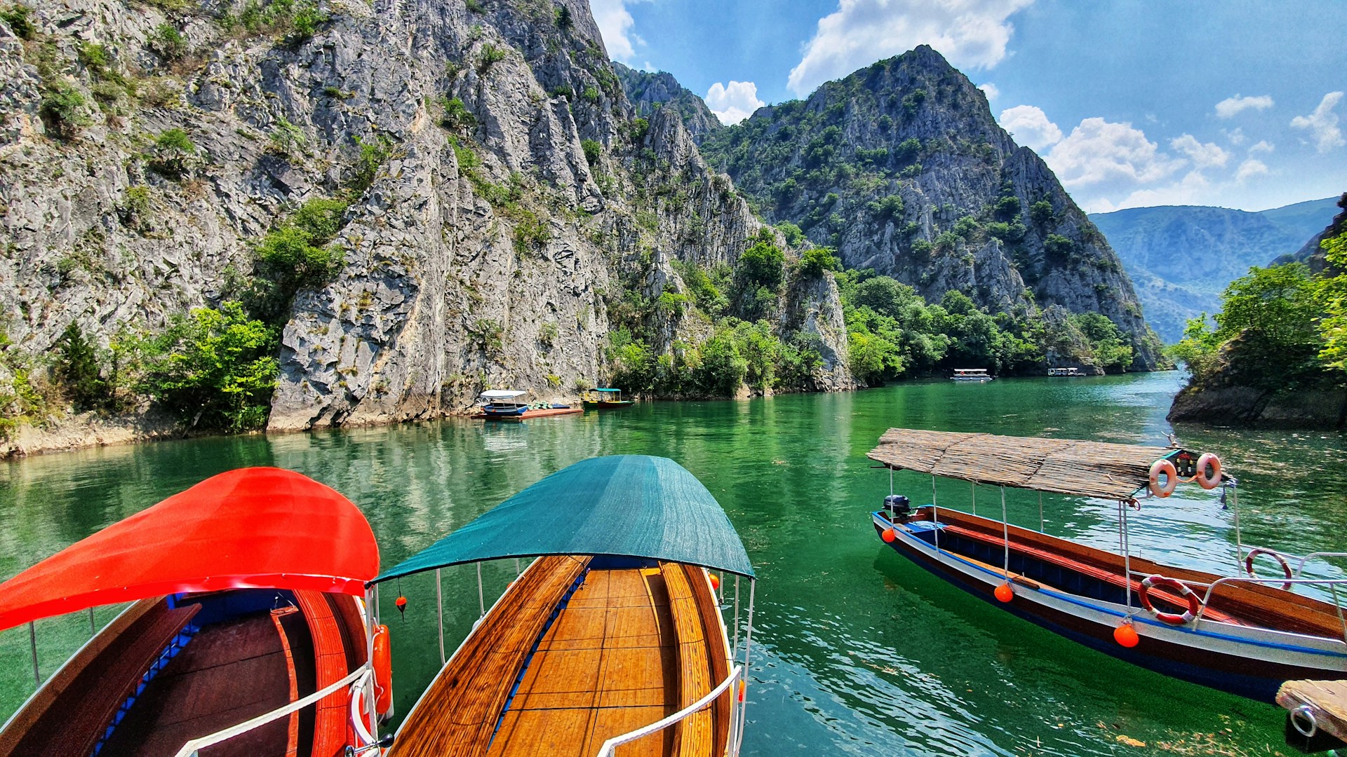 Bootsfahrt auf dem Matka-See mit Felswänden